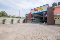 Sans WM Hotel Blitar - parking