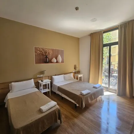 Hostal Delfos Отели рядом с достопримечательностью «Барселона — центр города»