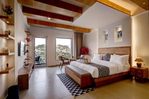 A Santorini Home - by le Rêve 5Mins from Mall Road - Hot Tub