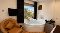 White Pyramids Inn - Inns
