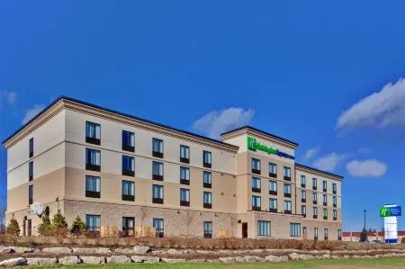 Holiday Inn Express & Suites Brockville Отели рядом с достопримечательностью «King's Lock Craft Distillery»