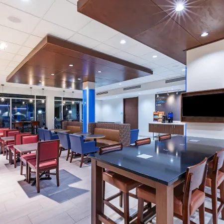 Holiday Inn Express & Suites Parsons by IHG