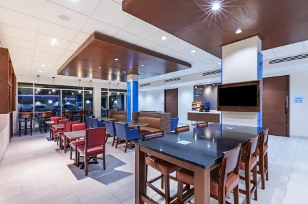 Holiday Inn Express & Suites Parsons by IHG Отели рядом с достопримечательностью «Парк Марвел»