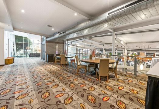 더 콤슬리 이미지 2