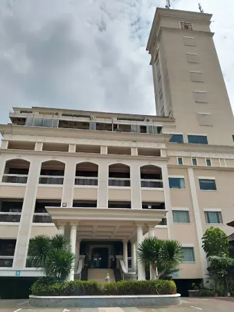 One Six Eight OX Hotel & Restaurant Отели в г. Sidomukti