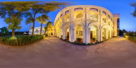 The Grand Imperial - Heritage Hotel Отели рядом с достопримечательностью «Dr. B. R. Ambedkar University»