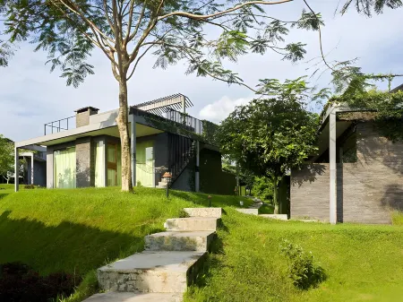 Tea Garden Resort Отели рядом с достопримечательностью «Kiara Pool Ciater Spa Resort»