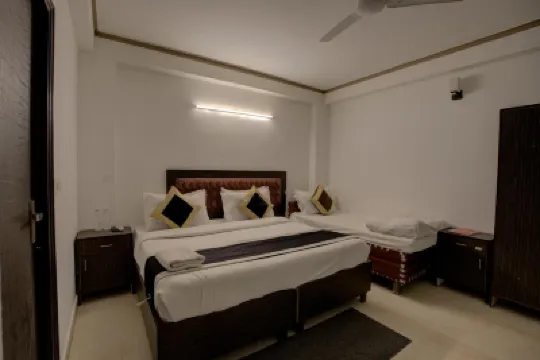 Hotel Dolphin at Delhi Airport Отели в г. 