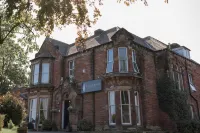 Pinegrove Hotel - parking