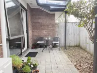 Cheerful 2 Bedroom home in Hamilton Central - Condos
