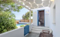 Eiriana Luxury Suites - piscina