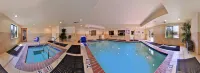 Holiday Inn Express & Suites LINCOLN-ROSEVILLE AREA by IHG - Swimmingpools