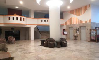 3 Pool with Condo Opposite the Train Station, Near Old City and Nimman