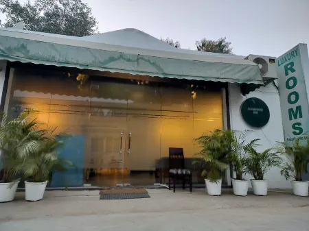 Farmhouse  Inn NH8 Hotel &  Resort Отели рядом с достопримечательностью «Tomb of Azim Khan»