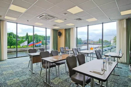 Holiday Inn Kaliningrad (Холидей Инн Калининград) Отели рядом с достопримечательностью «Музей Мирового океана»