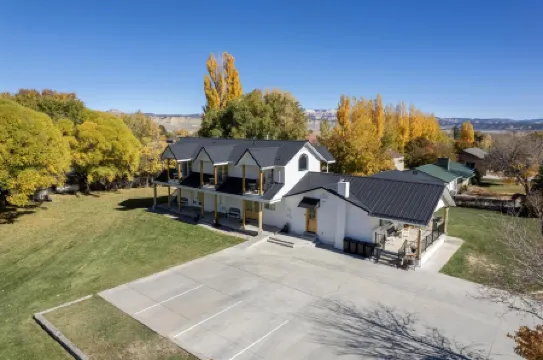 Happy Trails West Inn