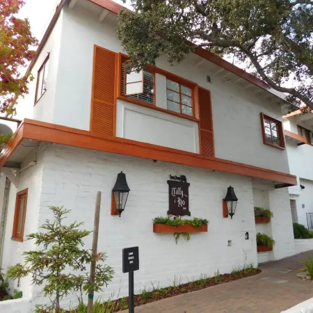 Tally Ho Inn Отели рядом с достопримечательностью «Пляж Кармел»