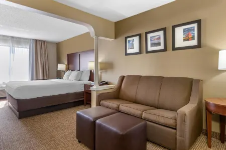 Comfort Suites Grandville - Grand Rapids SW Отели рядом с достопримечательностью «Ривертаун Кроссингс»