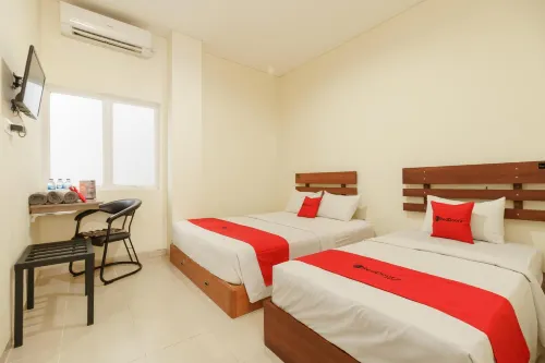 RedDoorz Near Jembatan Siti Nurbaya Padang - Pensions