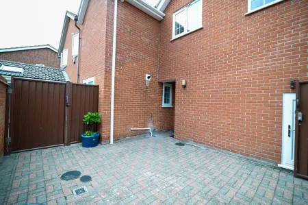 Fennec Apartments Отели рядом с достопримечательностью «TWI Ltd»