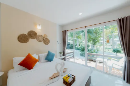 ห้องสไตล์อบอุ่นขนาดกะทัดรัดวิวสวน