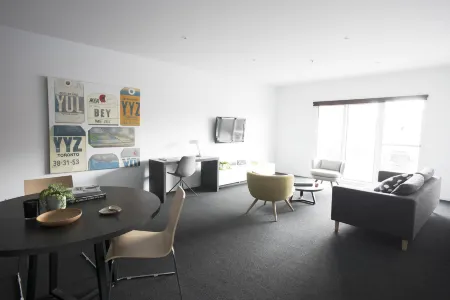 Tyrian Serviced Apartments Fitzroy Отели рядом с достопримечательностью «СЕРС Коммьюнити Энвиронмент Парк»