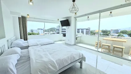 i Sea View Bangsaen Royal Beach Отели рядом с достопримечательностью «Храм Ада и Рая»