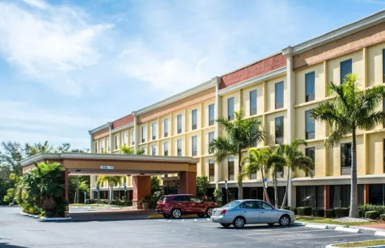 舒適酒店及套房-聖彼得堡-克利爾沃特國際機場