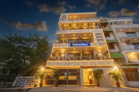 FabHotel Novel Suites Отели рядом с достопримечательностью «Indian Institute of Technology Delhi»