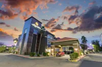 La Quinta Inn & Suites by Wyndham Phoenix I-10 West Hotels near T-Mobile