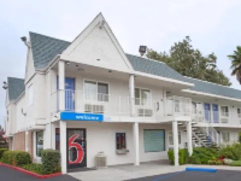 薩克拉門託中央6號汽車旅館 鄰近Valley Hi-North Laguna Library的酒店