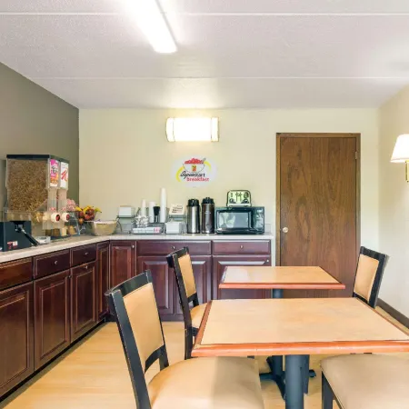 Super 8 by Wyndham Kingsport /I-81