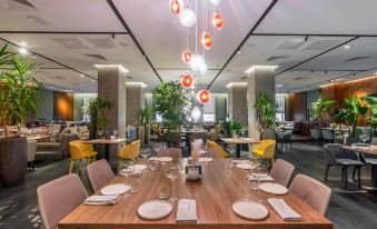 FarFour Inn & Suite Hotel