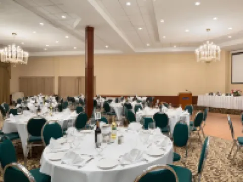 Travelodge by Wyndham Strathmore 斯特拉斯莫爾酒店