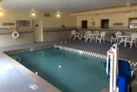 Baymont by Wyndham Clinton - Swimmingpools
