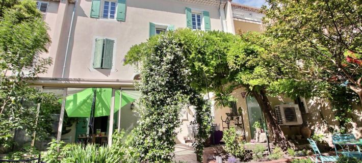 Effets Personnels Hotels in Orange