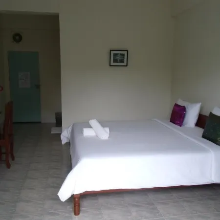 Albatross Guesthouse @ Thungwualaen Beach