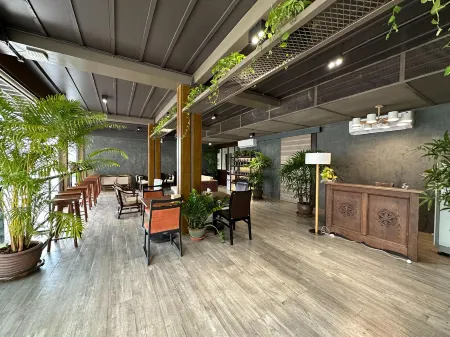 Aor Ang Lodge Bangpra Отели рядом с достопримечательностью «Golden Triangle Museum Pattaya»