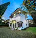 Villa Chamomile by Villa Istana Bunga Các khách sạn ở Kertawangi