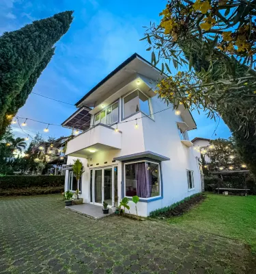 Villa Chamomile by Villa Istana Bunga Hotels in Tugumukti