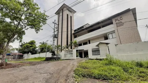 RedDoorz Plus @ Bitung City Center