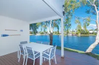 Noosa Entrance Waterfront Resort - parkir