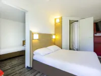 Greet hôtel Angoulême Ouest Отели в г. Рулле-Сент-Эстеф