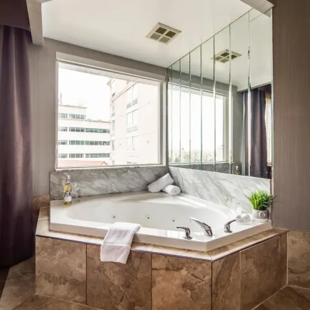 Monte Carlo Inn Airport Suites