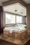 Monte Carlo Inn Airport Suites - Hot Tub