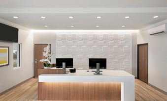 Days Inn & Suites by Wyndham Beaumont West / I-10 & Walden