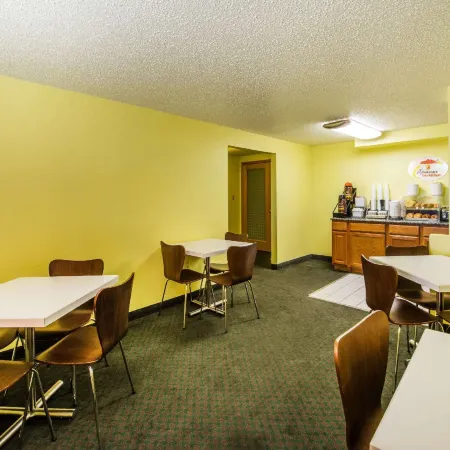 Super 8 by Wyndham Pueblo