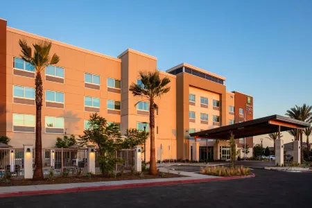 Holiday Inn Express & Suites Moreno Valley - Riverside Отели рядом с достопримечательностью «WinCo Foods»
