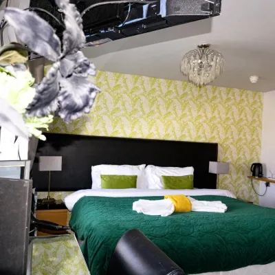 Kenley Hotel Hotels near Comedy Carpet