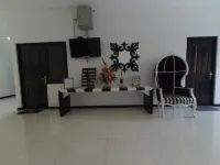 Mess Inn Semarang - Nhà nghỉ